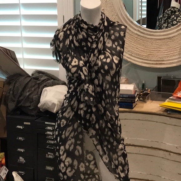 Accessories - BRAND NEW WITH TAGS STUNNING WRAP SCARF 🧣